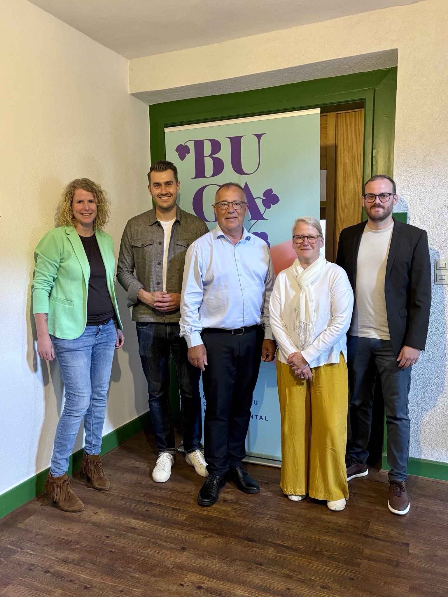 Auf dem Bild steht Julian Joswig mit Wiebke Neumann und Sven Stimac von der BUGA GmbH sowie Tanja Paschek und Dominik Loch
